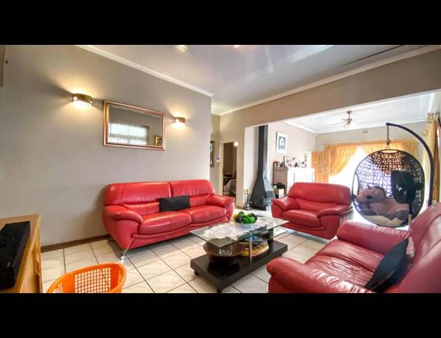3 BEDROOM HOUSE FOR SALE IN BEZUIDENHOUT VALLEY
